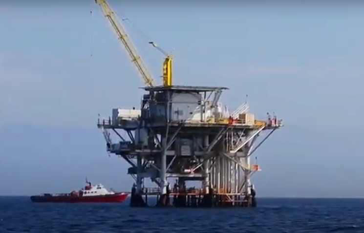 на морской нефтяной платформе