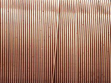 На поверхности омедненной проволоки значительно больше очагов зарождения коррозии