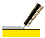 Неправильно. Дуга слишком короткая. Проволока погружается в сварочную ванну (стреляет). Причины – недостаточное рабочее напряжение, излишне высокая скорость подачи проволоки или большой вылет электрода.