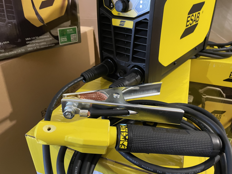 Сварочный аппарат ESAB Rogue ES 200 с электрододержателем и клеммой заземления