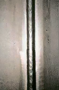 2-слойный шов, выполненный металлопорошковой проволокой OK Tubrod 14.13 на керамической подкладке OK Backing Concave 13