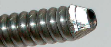 С помощью зачистного круга придайте концу проволокопровода коническую форму