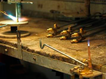 Небольшое пламя горит при работе Небольшое пламя горит при работе