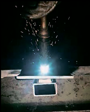 2-слойный шов, выполненный металлопорошковой проволокой OK Tubrod 14.13 на керамической подкладке OK Backing Concave 13