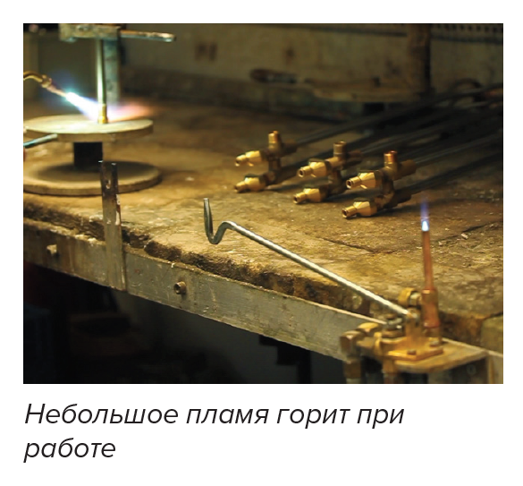 Небольшое пламя горит при работе