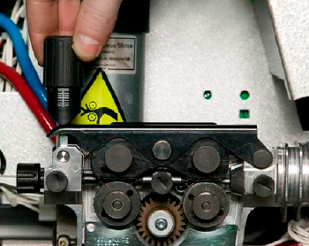 Устанавливайте правильное усилие зажатия между подающими роликами